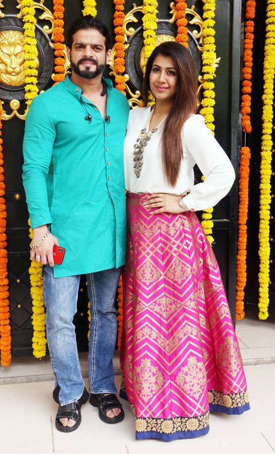 एकता कपूर के घर बप्पा का आशीर्वाद लेने पहुंचीं TV की बहुएं, Photos