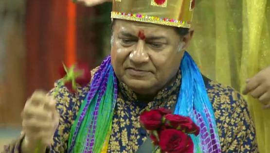 टिप-टिप पर नेहा संग जसलीन का डांस, जलोटा ने किया सूर्य नमस्कार