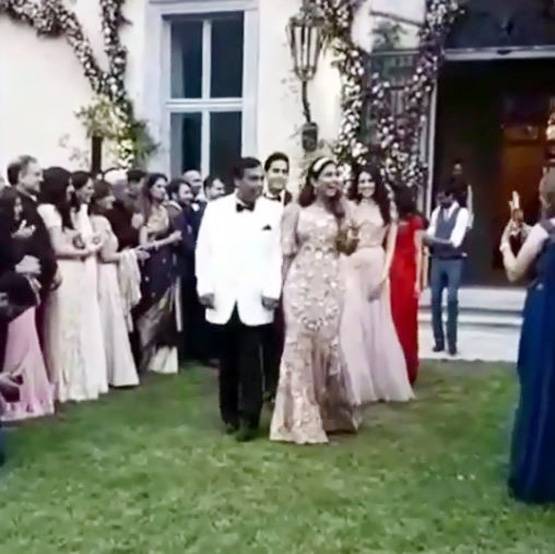 ईशा की सगाई पर थीम ड्रेस में नीता अंबानी, रॉयल पार्टी की Photos