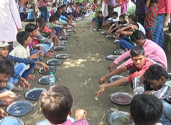 छात्रों का रोड पर खाना-रोड पर सोना, नीतीश राज में अजब बिहार दर्शन