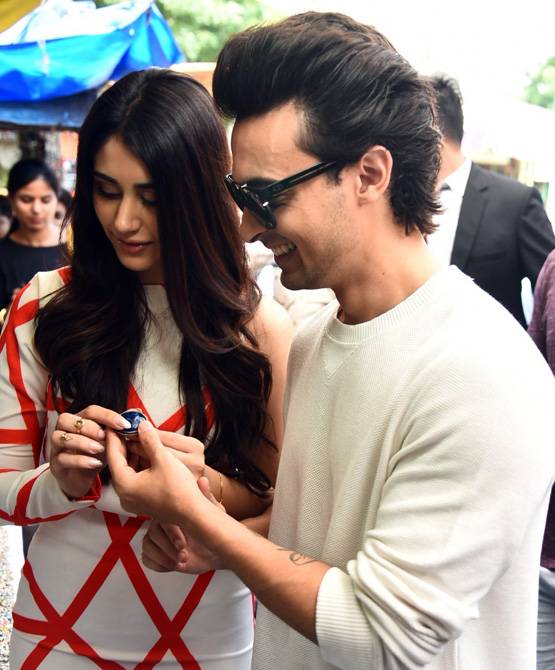 द‍िल्ली की मशहूर बाजार में वरीना संग रोमांस करते नजर आए आयुष