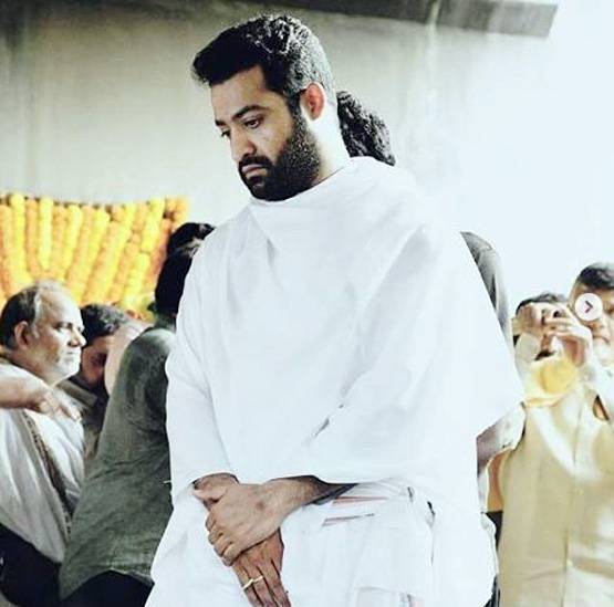 जूनियर NTR के पिता की डेड बॉडी संग ली थी सेल्फी, 4 बर्खास्त