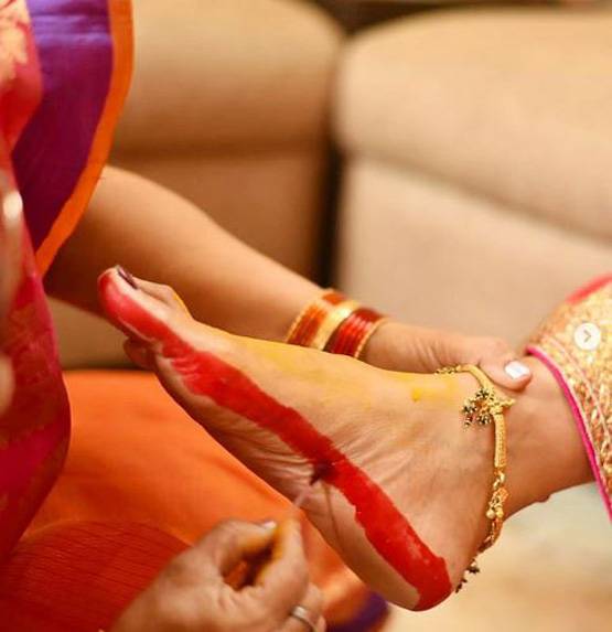 लाल साड़ी में छाईं दिव्यांका की तस्वीरें, कर रही हैं खास पूजा