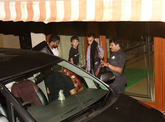 संजय दत्त के घर पधारे गणपति, बच्चों ने किया बप्पा का स्वागत