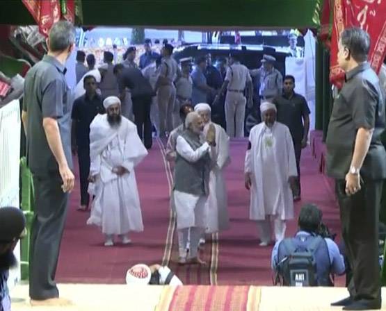 मस्जिद में नंगे पैर पहुंचे मोदी, मुहर्रम की मजलिस में हुए शामिल