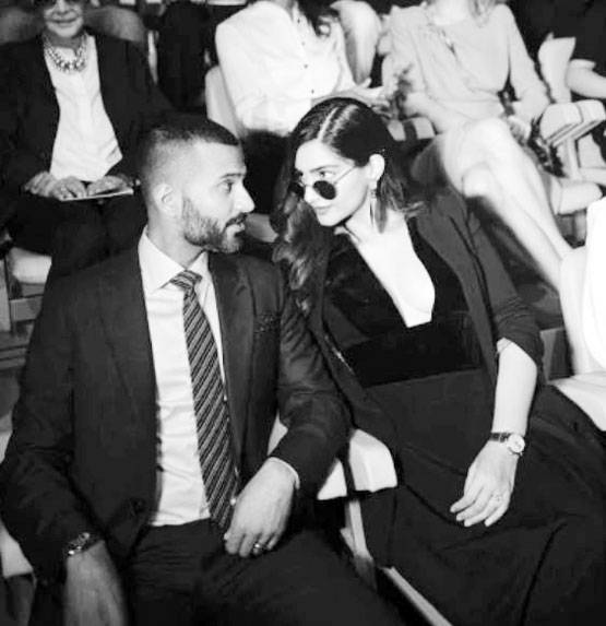 Armani के फैशन शो में पति आनंद संग सोनम का डैशिंग लुक