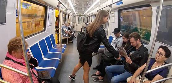 इस लड़की ने 'चौड़े' होकर बैठने वाले मर्दों की नाक में किया दम!