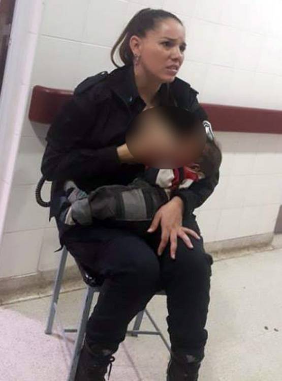 ड्यूटी पर पुलिसवाली ने दूसरे के बच्चे को पिलाया दूध, मिला प्रमोशन