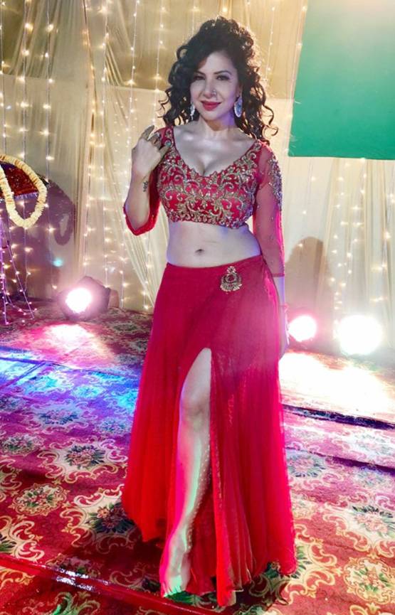 चर्चा में भोजपुरी एक्ट्रेस का नया लुक, पवन सिंह संग मचाएंगी धमाल