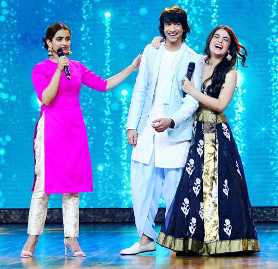 TV शो में 'पटाखा' गर्ल्स ने ऐसे की मस्ती, गायब थे सुनील ग्रोवर