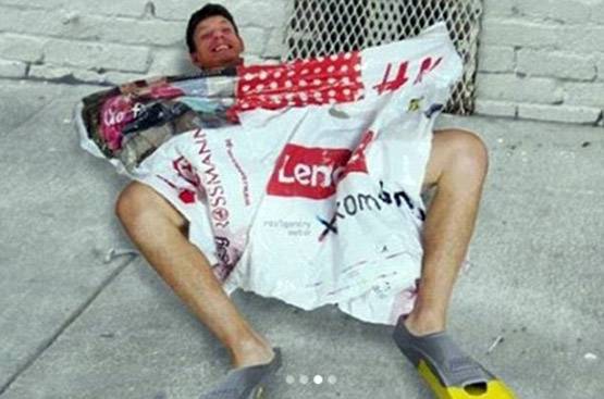 फनी PHOTOS: शॉपिंग बैग के साथ ऐसे क्लिक क्यों कर रहे हैं लोग?