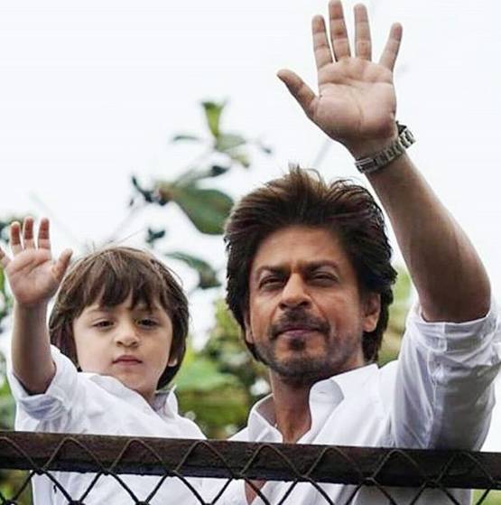 अबराम ने घर बुलाए गणपति बप्पा, शाहरुख ने शेयर की Cute फोटो