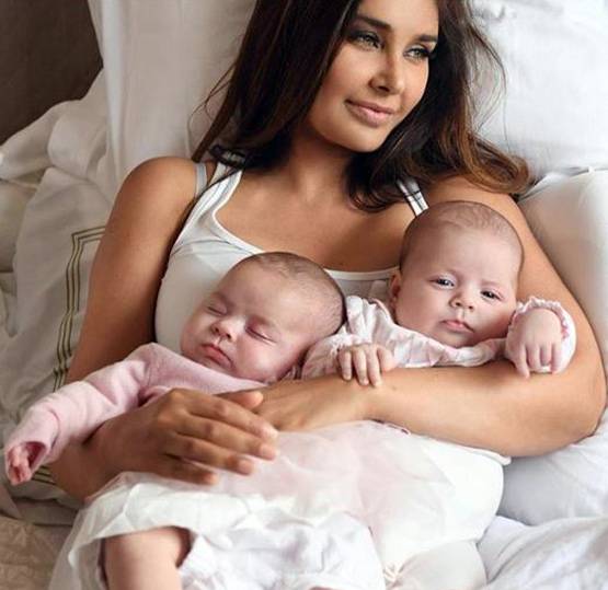 Photos: कैंसर को मात देने वाली लिजा बनीं जुड़वा बच्चियों की मां