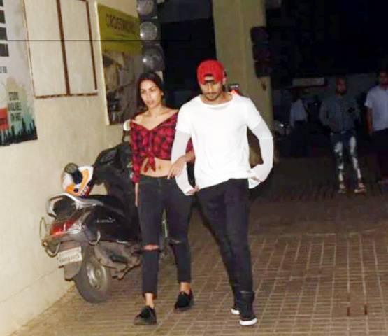 Photos : गर्लफ्रेंड सान्या सागर संग डेट पर निकले प्रतीक बब्बर