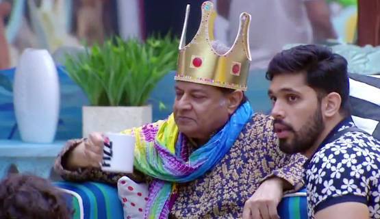 टिप-टिप पर नेहा संग जसलीन का डांस, जलोटा ने किया सूर्य नमस्कार