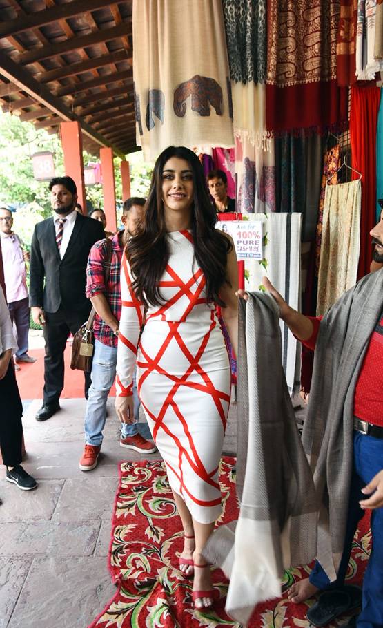 द‍िल्ली की मशहूर बाजार में वरीना संग रोमांस करते नजर आए आयुष