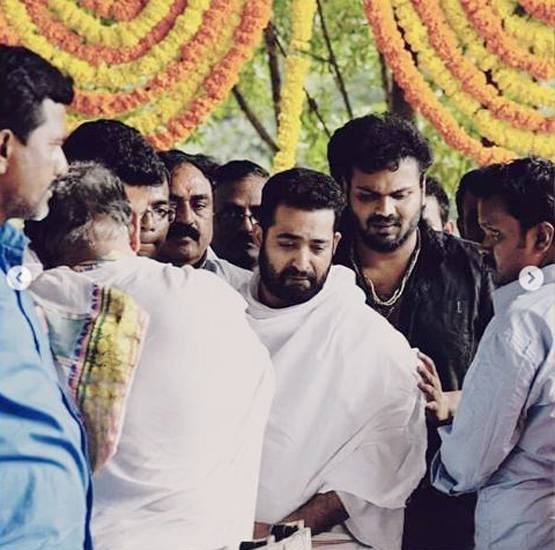 जूनियर NTR के पिता की डेड बॉडी संग ली थी सेल्फी, 4 बर्खास्त