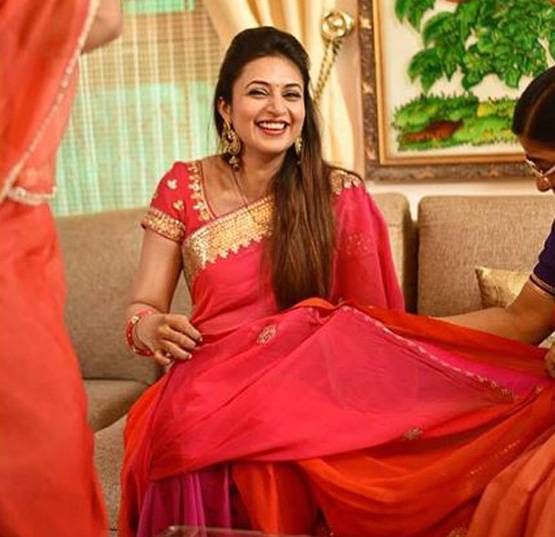 लाल साड़ी में छाईं दिव्यांका की तस्वीरें, कर रही हैं खास पूजा