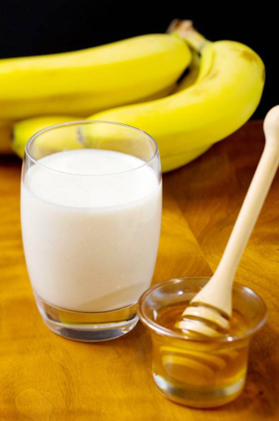 दूध और केला एक साथ खाना फायदेमंद या नुकसानदेह?