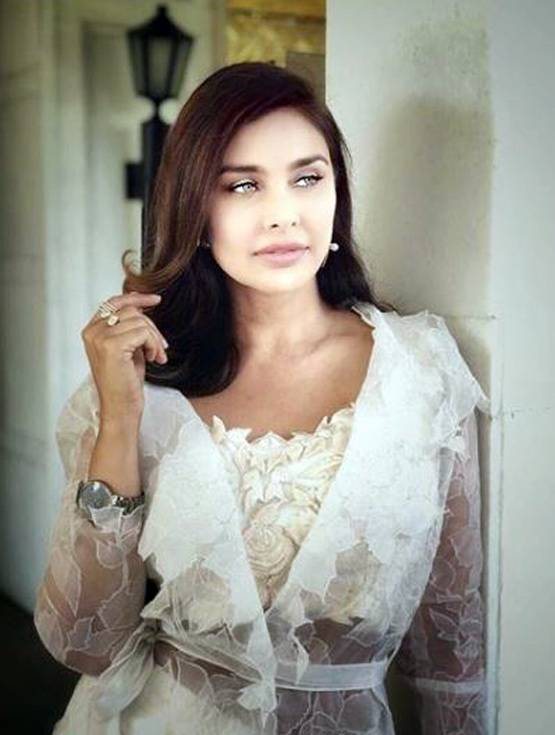 Photos: कैंसर को मात देने वाली लिजा बनीं जुड़वा बच्चियों की मां