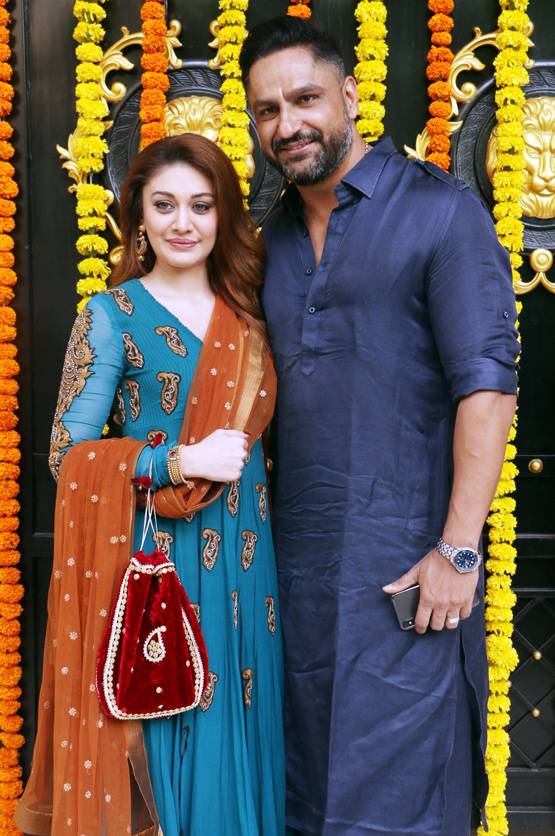 एकता कपूर के घर बप्पा का आशीर्वाद लेने पहुंचीं TV की बहुएं, Photos