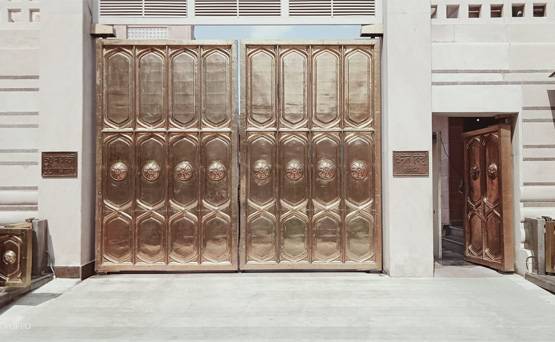 कार्यकर्ताओं के पैसे से बने आलीशान 'गुलाबी महल' में रहेंगी मायावती