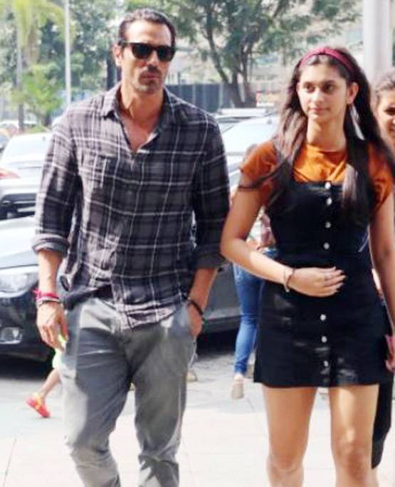 पत्नी से अलग होने के बाद बेटियों संग अर्जुन की लंच डेट