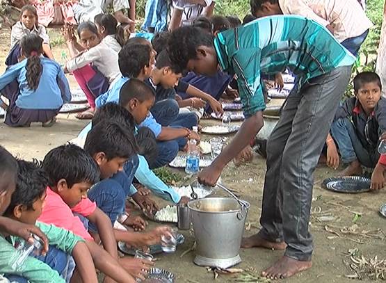 छात्रों का रोड पर खाना-रोड पर सोना, नीतीश राज में अजब बिहार दर्शन