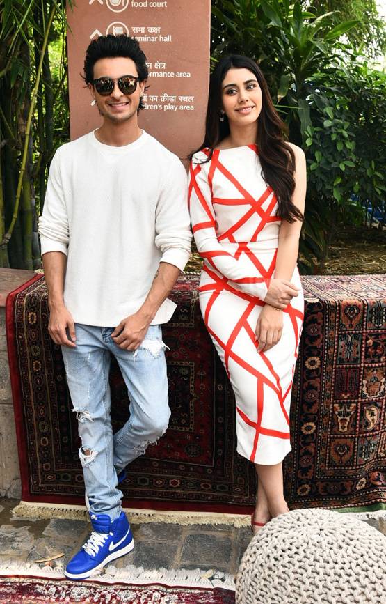 द‍िल्ली की मशहूर बाजार में वरीना संग रोमांस करते नजर आए आयुष