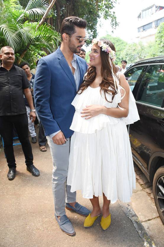 मां बनने जा रहीं नेहा धूपिया का बेबी शावर, देखें उनका प्रिंसेस लुक