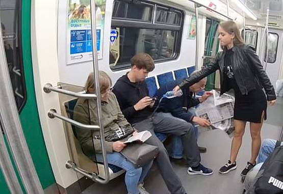 इस लड़की ने 'चौड़े' होकर बैठने वाले मर्दों की नाक में किया दम!