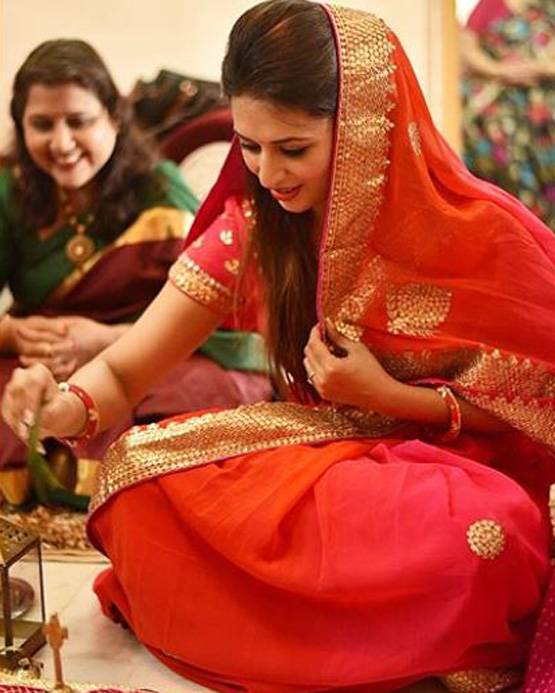 लाल साड़ी में छाईं दिव्यांका की तस्वीरें, कर रही हैं खास पूजा