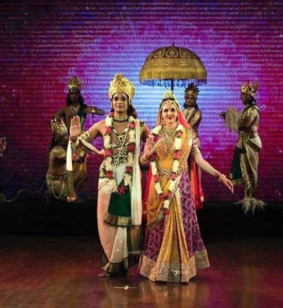 'रामायण' की सीता बनीं ईशा देयोल, बैकस्टेज बेटी राध्या संग दिखीं