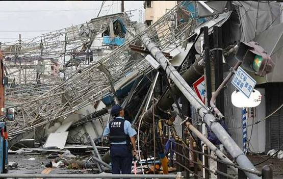 जापान में जेबी तूफान का कहर: उड़ीं कारें, गिरे मकान, फ्लाइट्स बंद