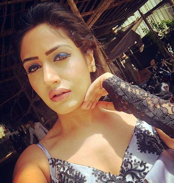 समंदर किनारे बर्थडे मनाने पहुंची 'इश्कबाज' की अनिका, देखें PHOTOS