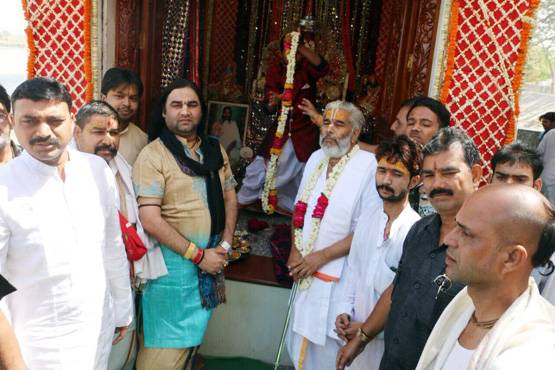 जानें कौन हैं सवर्णों के आंदोलन की अगुवाई कर रहे देवकीनंदन ठाकुर