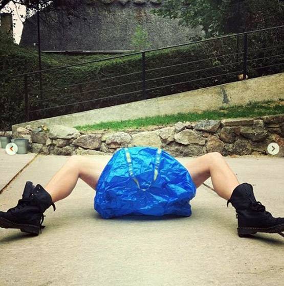 फनी PHOTOS: शॉपिंग बैग के साथ ऐसे क्लिक क्यों कर रहे हैं लोग?