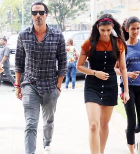 पत्नी से अलग होने के बाद बेटियों संग अर्जुन की लंच डेट