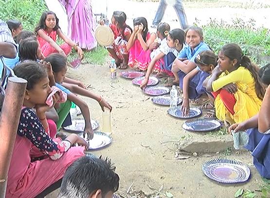 छात्रों का रोड पर खाना-रोड पर सोना, नीतीश राज में अजब बिहार दर्शन