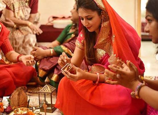 लाल साड़ी में छाईं दिव्यांका की तस्वीरें, कर रही हैं खास पूजा