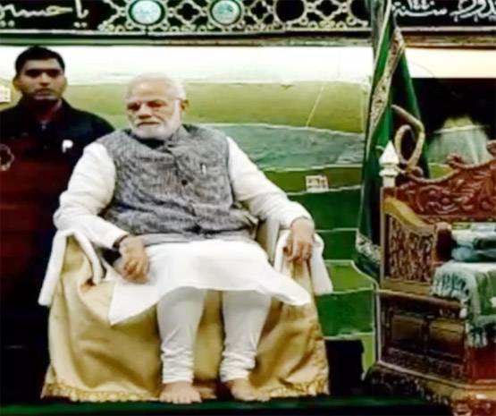 मस्जिद में नंगे पैर पहुंचे मोदी, मुहर्रम की मजलिस में हुए शामिल