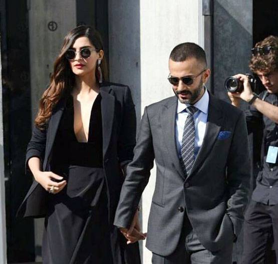 Armani के फैशन शो में पति आनंद संग सोनम का डैशिंग लुक