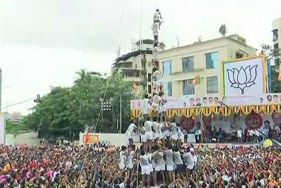 जन्माष्टमी पर मुंबई की सड़कों पर उमड़ी गोविंदाओं की टोली