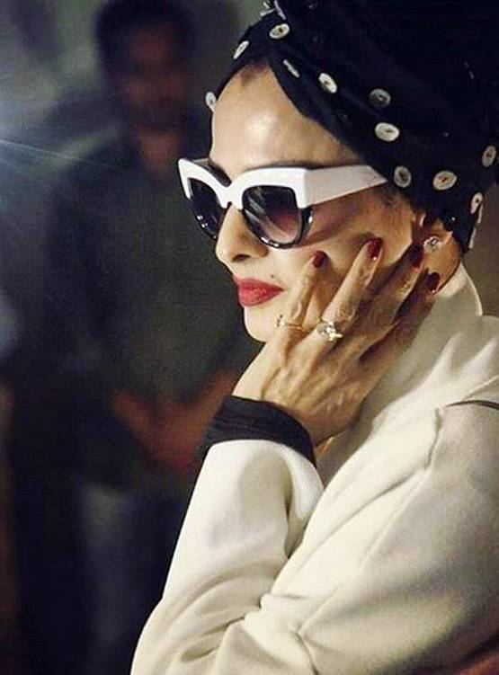 रेखा के आगे फीका पड़ा बी-टाउन एक्ट्रेस का एयरपोर्ट लुक, Photos