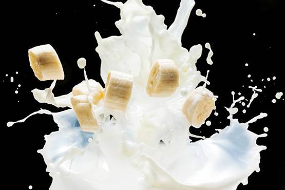 दूध और केला एक साथ खाना फायदेमंद या नुकसानदेह?