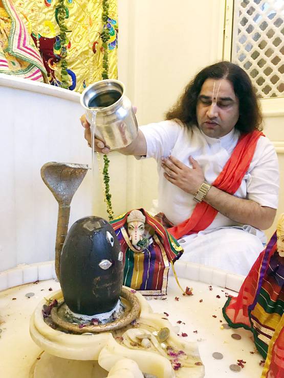 जानें कौन हैं सवर्णों के आंदोलन की अगुवाई कर रहे देवकीनंदन ठाकुर