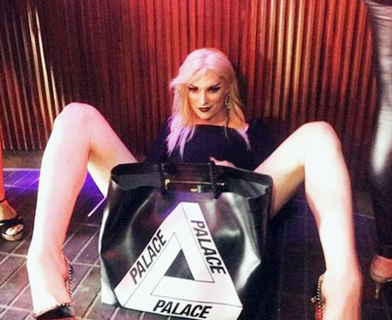 फनी PHOTOS: शॉपिंग बैग के साथ ऐसे क्लिक क्यों कर रहे हैं लोग?