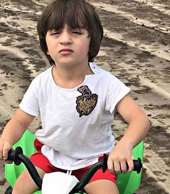 अबराम ने घर बुलाए गणपति बप्पा, शाहरुख ने शेयर की Cute फोटो