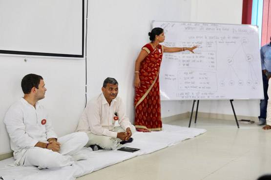 अमेठी में 'शिवभक्त' राहुल, जयकारों से कांवड़ियों ने किया स्वागत