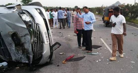 जूनियर NTR के पिता की डेड बॉडी संग ली थी सेल्फी, 4 बर्खास्त